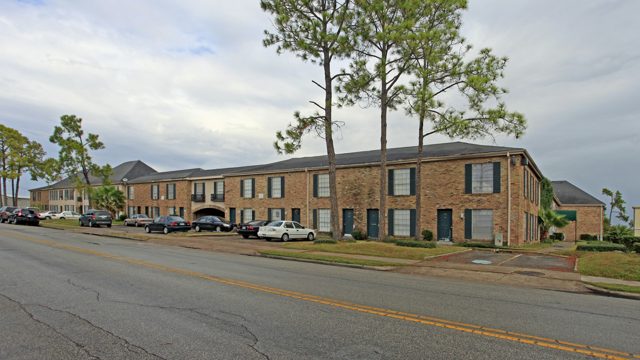 Hidden Pines in Houston, TX - Building Photo