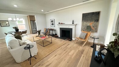 5950 Simpson Ave in Valley Village, CA - Foto de edificio - Building Photo