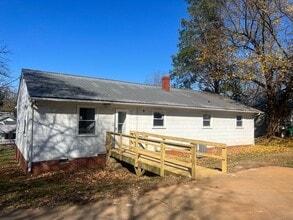 323 Coltrane Ave in High Point, NC - Foto de edificio - Building Photo