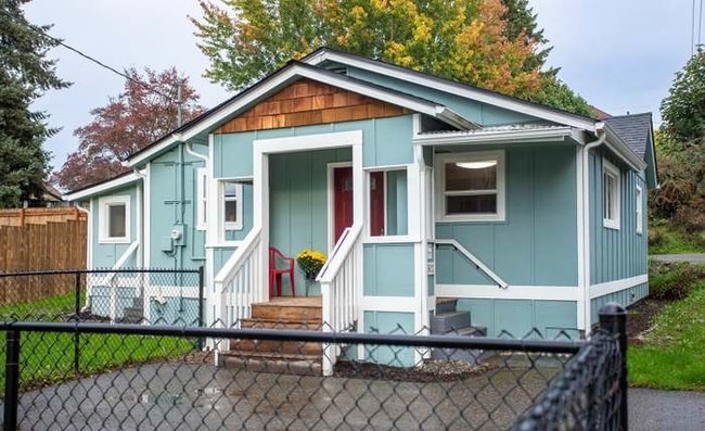 1302 N Montgomery Ave in Bremerton, WA - Building Photo - Building Photo