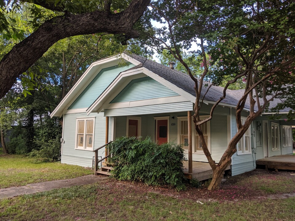 1412 Locust St in Commerce, TX - Foto de edificio