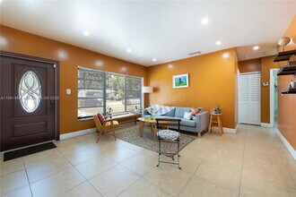 250 NE 170th St in North Miami Beach, FL - Building Photo - Building Photo