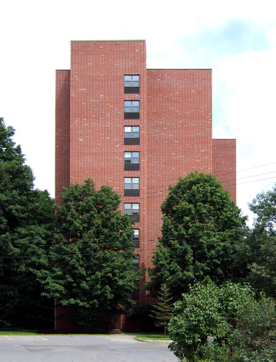 Earl Towers in Hudson Falls, NY - Foto de edificio