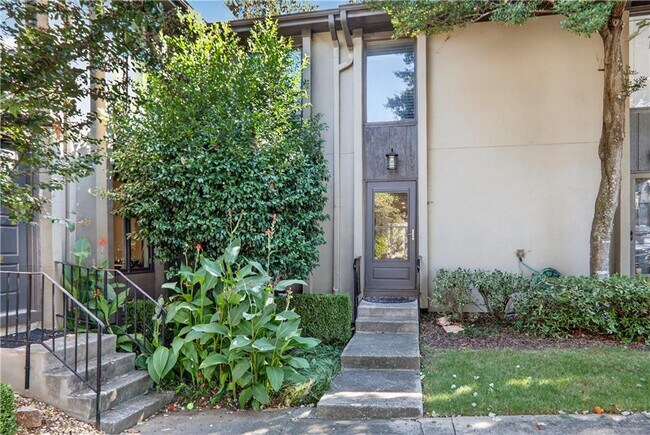 85 Ivy Trail NE in Atlanta, GA - Foto de edificio - Building Photo