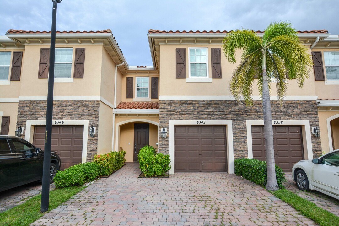4342 Brewster Ln in West Palm Beach, FL - Building Photo