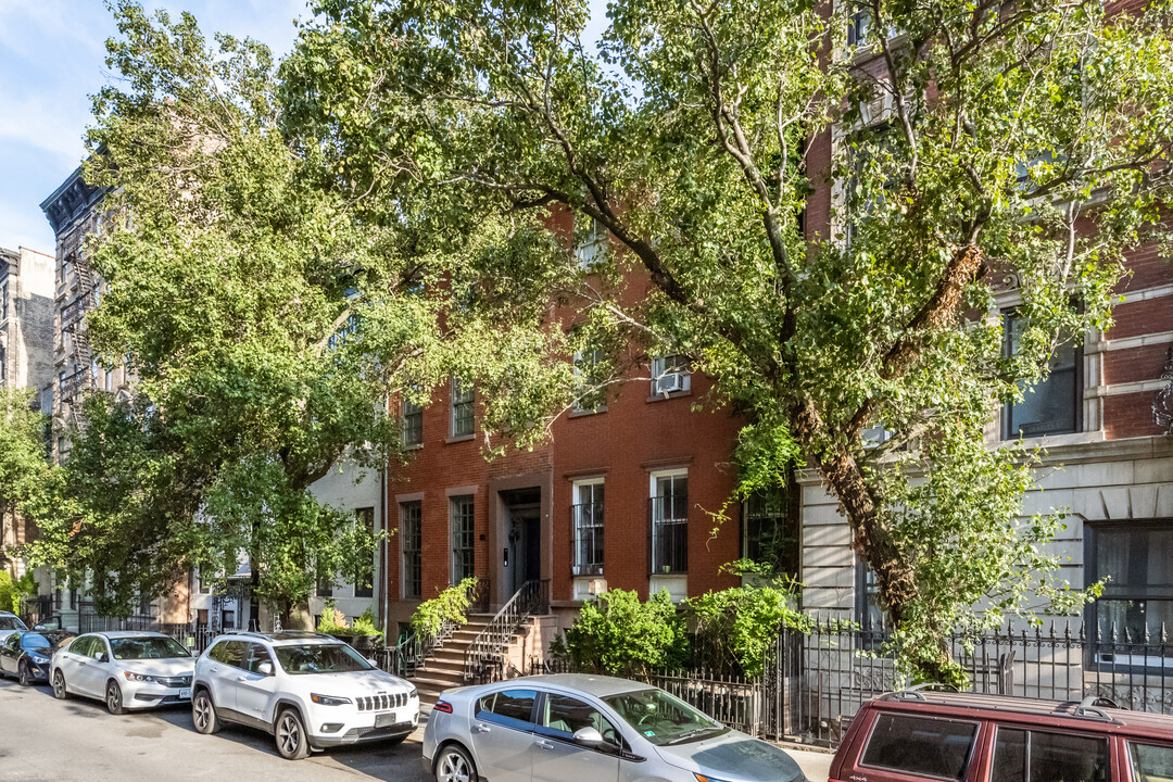 16-18 Charles St in New York, NY - Building Photo