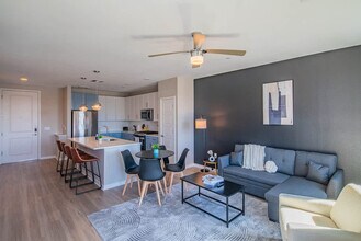 777 E Stella Ln in Phoenix, AZ - Foto de edificio - Building Photo