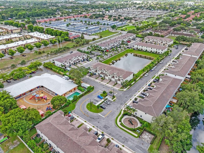 5515 NW 27th St in Lauderhill, FL - Foto de edificio - Building Photo