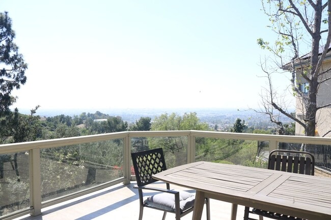 4310 E Terra Vista Ln in Anaheim, CA - Foto de edificio - Building Photo