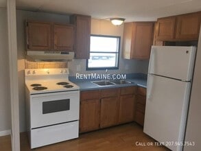 715 College Ave in Old Town, ME - Foto de edificio - Building Photo