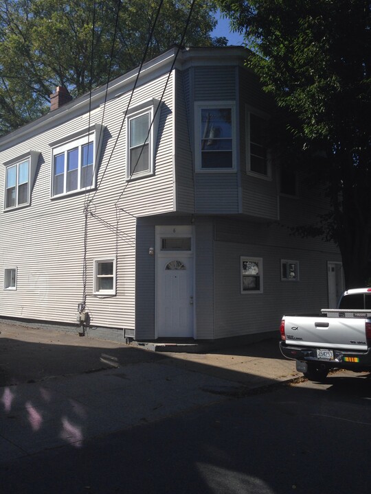 8 Almy St in Providence, RI - Building Photo