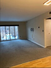 6174 Knoll Ln Ct in Willowbrook, IL - Foto de edificio - Building Photo