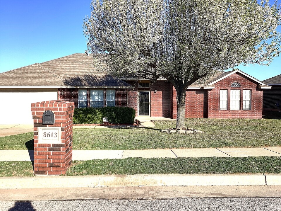 8613 NW 82nd St in Oklahoma City, OK - Foto de edificio