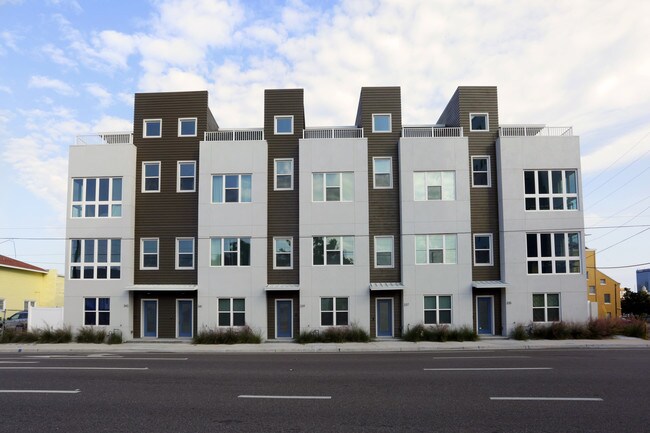 Skye333 Townhomes in St. Petersburg, FL - Building Photo - Building Photo