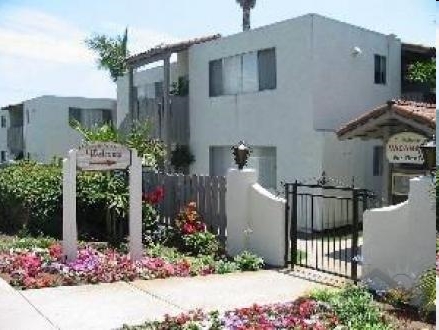 Adams Street Apartments in Carlsbad, CA - Foto de edificio