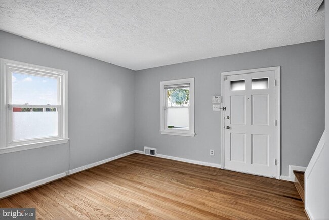 303 S Wayne St in Arlington, VA - Building Photo - Building Photo