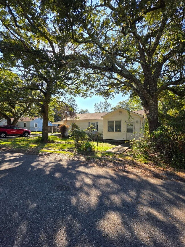 463 Oak Grove Ave in Gulfport, MS - Building Photo - Building Photo