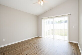 417 Halstead Dr in Davenport, FL - Foto de edificio - Building Photo