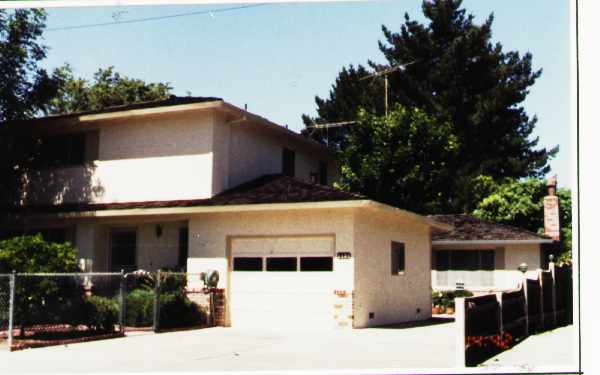 1121 King St in Redwood City, CA - Foto de edificio - Building Photo