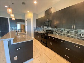 204 Spellbrook Ln in Lakeway, TX - Foto de edificio - Building Photo