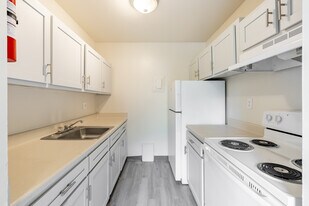 Camelot Apartments in Ypsilanti, MI - Building Photo