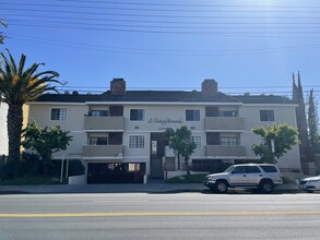 Le Chateau Normandy in Van Nuys, CA - Building Photo - Building Photo