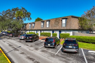 The Villas At Pinecrest in Orlando, FL - Foto de edificio - Building Photo