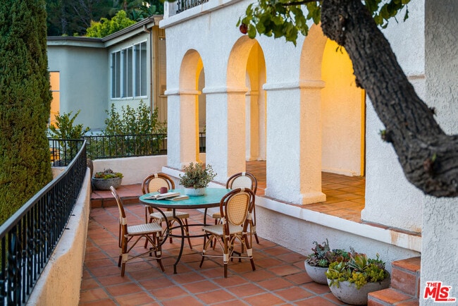 6239 Holly Mont Dr in Los Angeles, CA - Building Photo - Building Photo