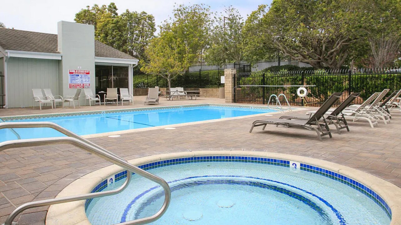 475 Cannon Green Dr in Goleta, CA - Foto de edificio