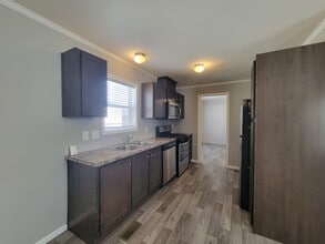 15864 Marentette Dr in Clinton Township, MI - Building Photo - Building Photo