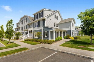 34 Village Green Dr in Southampton, NY - Building Photo