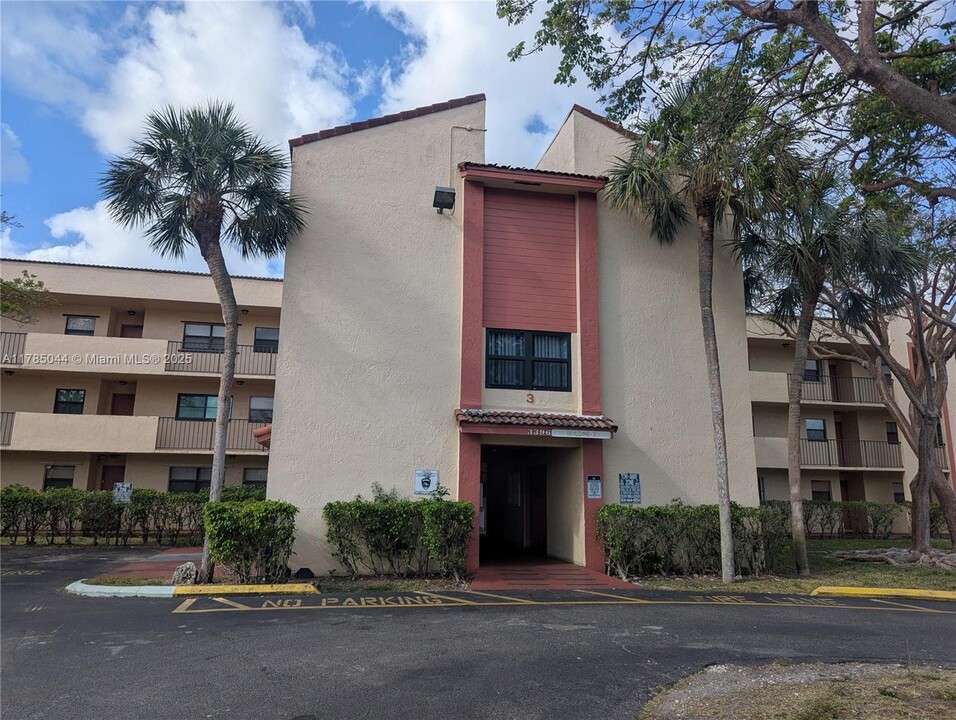 3396 Foxcroft Rd in Miramar, FL - Building Photo