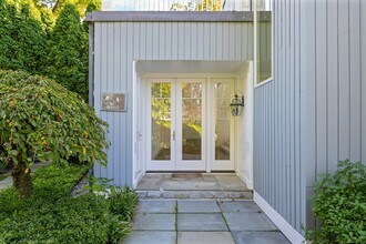 155 Pear Tree Point Rd in Darien, CT - Building Photo - Building Photo