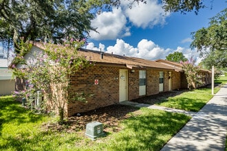 Lakebreeze Apartments in Tavares, FL - Foto de edificio - Building Photo