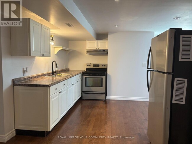 896 Fourth St in Mississauga, ON - Building Photo - Building Photo