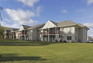 Briar Pond Apartments in Oakdale, MN - Building Photo - Building Photo