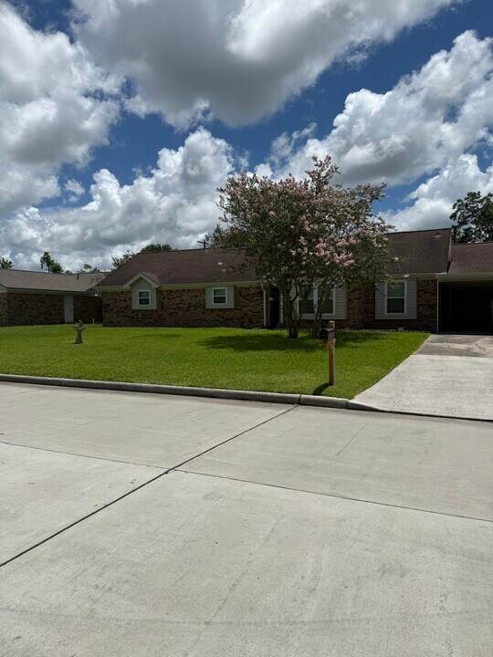 1909 Adams St in Alvin, TX - Building Photo