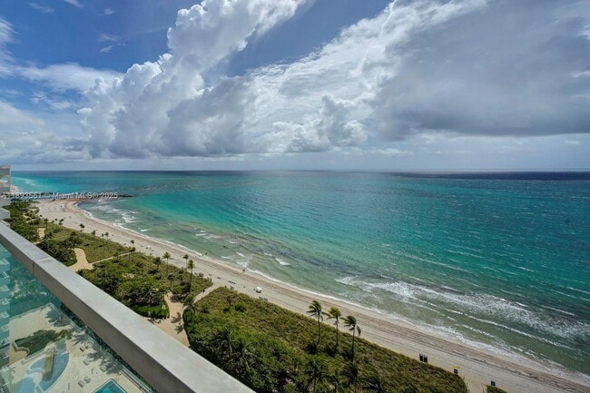 10203 Collins Ave in Bal Harbour, FL - Foto de edificio - Building Photo