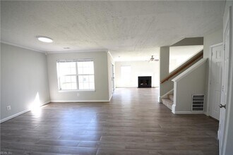 102 Pelican Cove in Newport News, VA - Building Photo - Building Photo