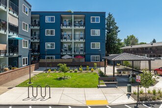 Tarkington Square Apartments in Hillsboro, OR - Foto de edificio - Building Photo
