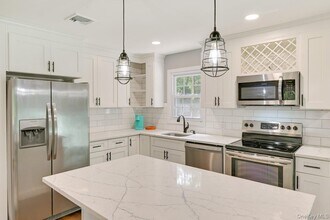 2 Fairview Rd in Hampton Bays, NY - Building Photo - Building Photo