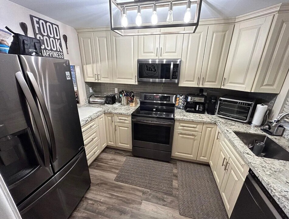 9410 Tangerine Pl, Unit 403 in Davie, FL - Building Photo