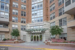 11800 Sunset Hills Rd in Reston, VA - Building Photo