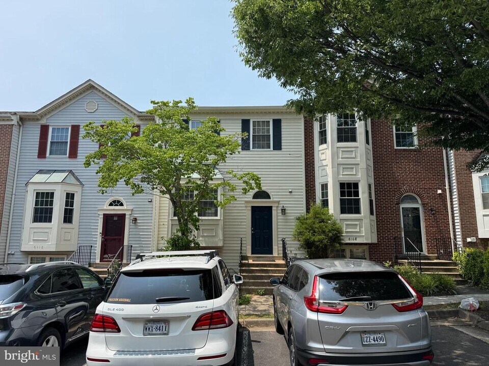 6110 George Baylor Dr in Centreville, VA - Building Photo