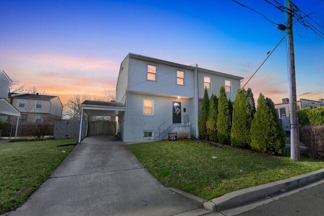 property at 816 Geranium St NW