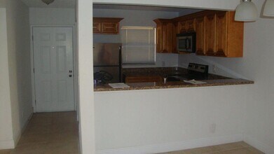 1515 Lake Crystal Dr in Royal Palm Beach, FL - Building Photo - Building Photo