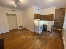 604 Caroline St in Fredericksburg, VA - Building Photo