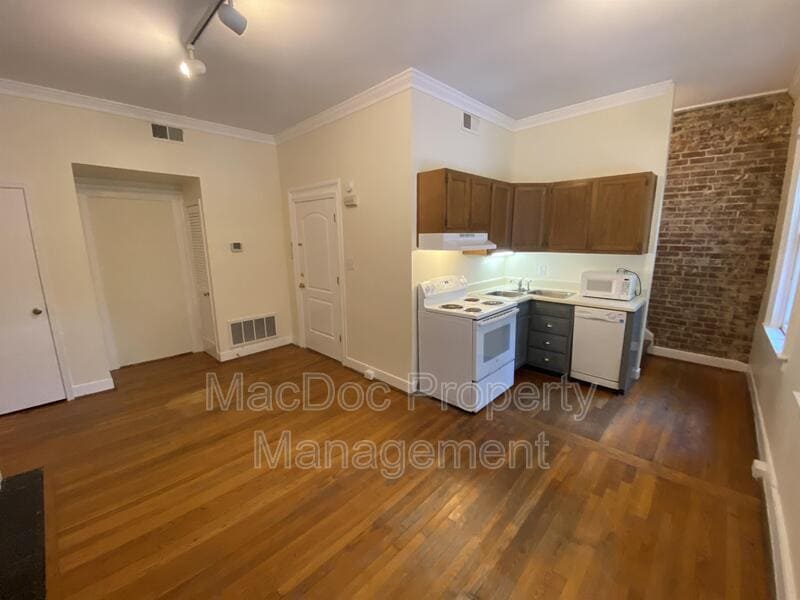 604 Caroline St in Fredericksburg, VA - Building Photo