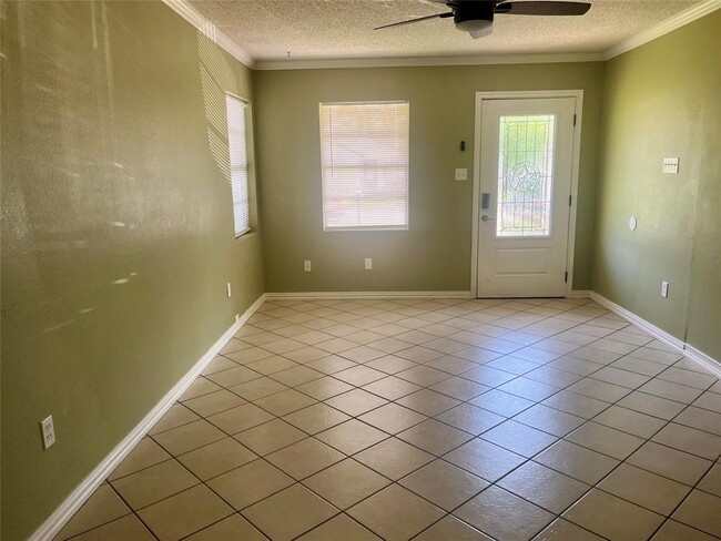 717 Lorrain St in Angleton, TX - Building Photo - Building Photo