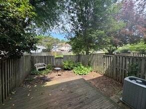 718 Pine Tree Ct in Warrenton, VA - Building Photo - Building Photo